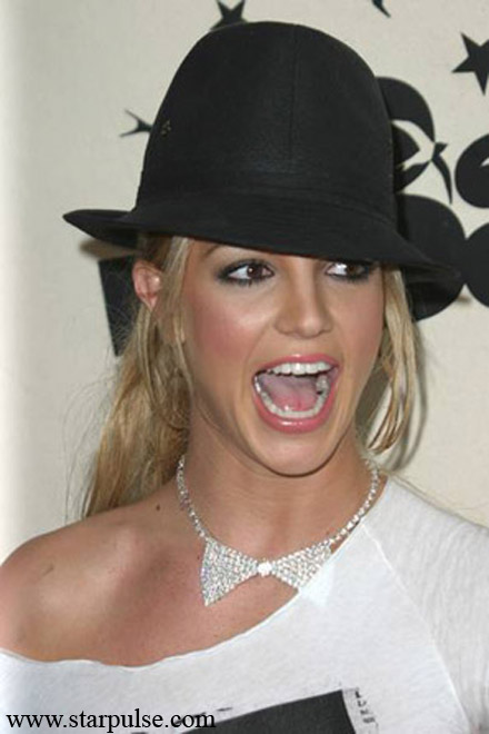 Britney Spears threatens Paris Hilton with X-rated tape