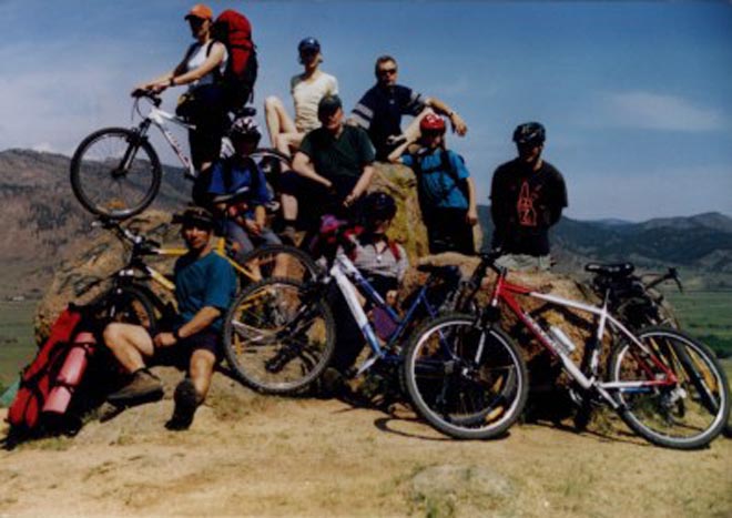 Tajik cyclists ride through Azerbaijan