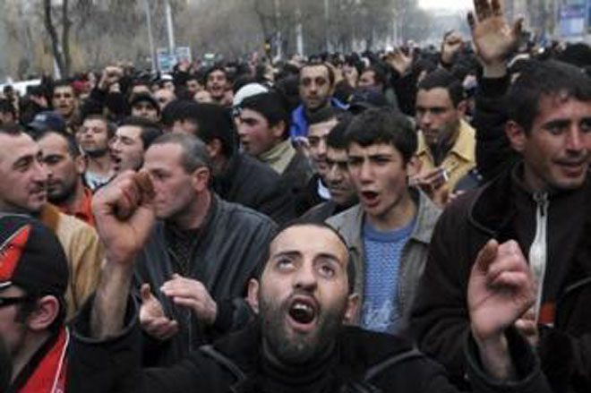 Armenia opposition backs down after violent clashes