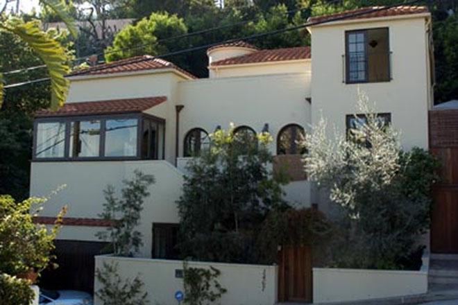 Paris Hilton selling her house