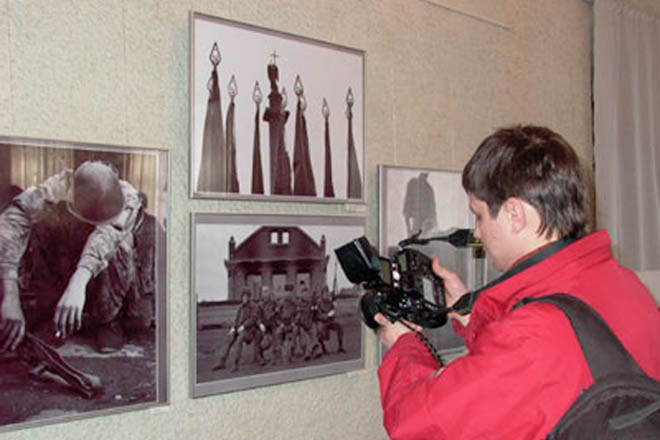 Azerbaijani photographer wins democracy photo challenge