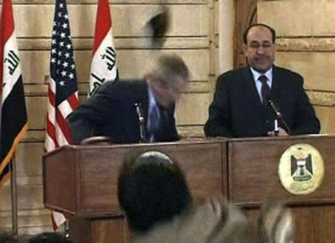 Freed Iraq shoe-thrower claims "tortured" in custody