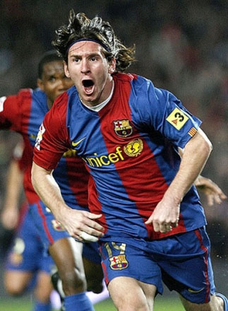 Majestic Messi keeps Barcelona on top in Spain