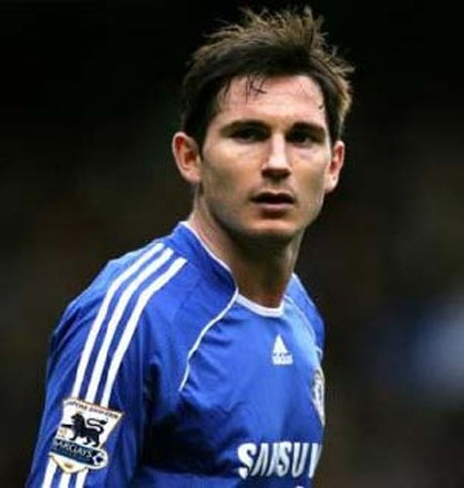 Chelsea smash Sunderland to maintain lead