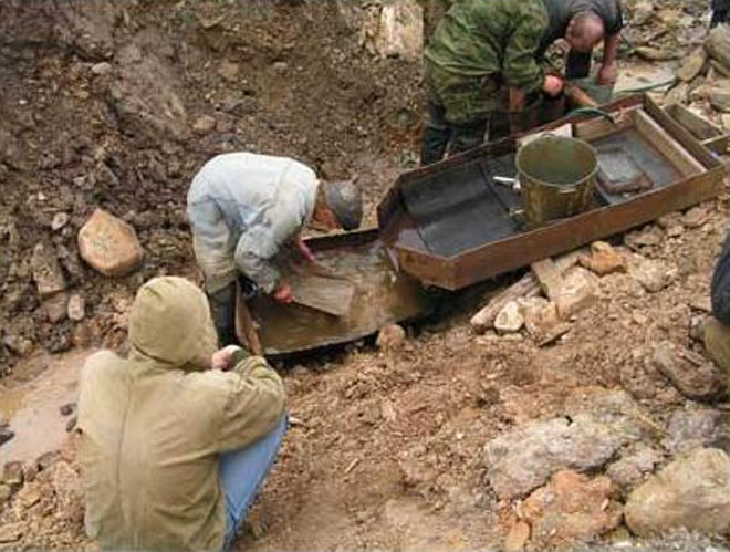 Huge Anglo-Saxon gold hoard found