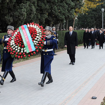 Azerbaijani President pays tribute to national leader Heydar Aliyev (UPDATE)(PHOTO)