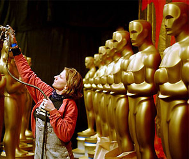 Hurt Locker in final sprint to win Oscar race