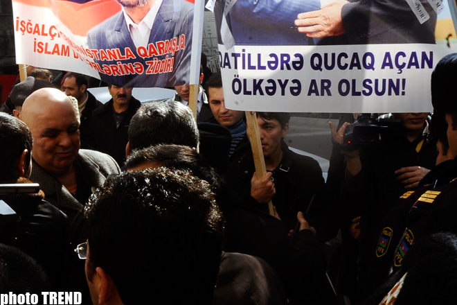 Piquet held in front of Iran's embassy in Azerbaijan (PHOTO)
