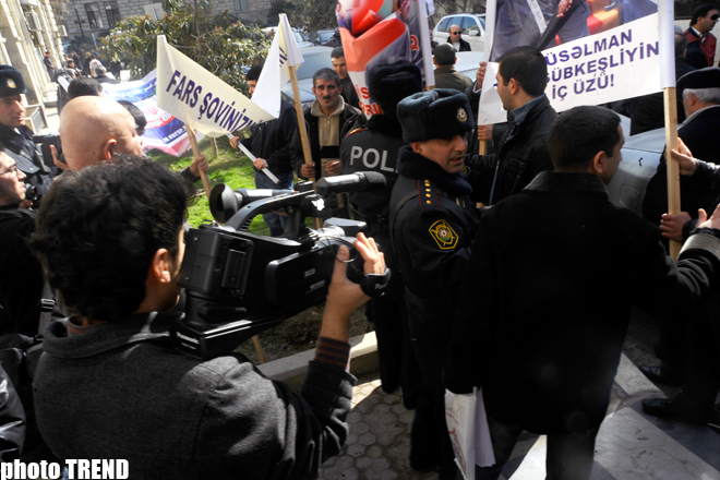 Piquet held in front of Iran's embassy in Azerbaijan (PHOTO)