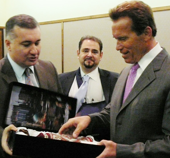 Arnold Schwarzenegger receives Azerbaijani carpet with his portrait (PHOTO)