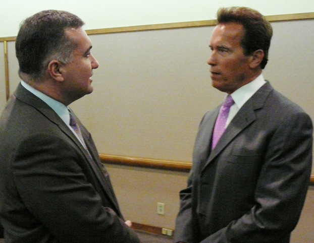 Arnold Schwarzenegger receives Azerbaijani carpet with his portrait (PHOTO)