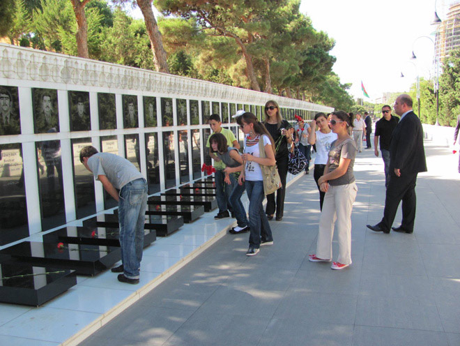 Azerbaijani, Georgian first ladies help poor teenagers (PHOTO)