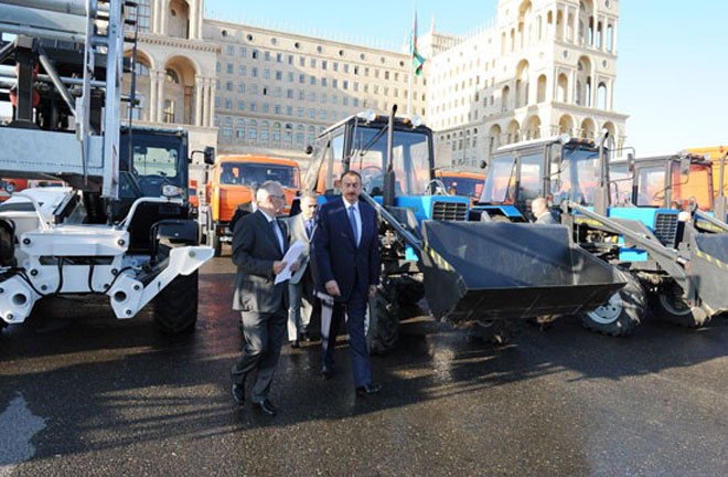 Azerbaijani President views public utility vehicles (PHOTO)