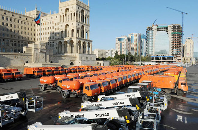 Azerbaijani President views public utility vehicles (PHOTO)