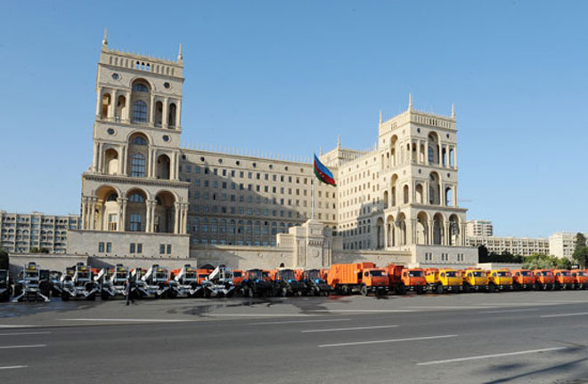 Azerbaijani President views public utility vehicles (PHOTO)