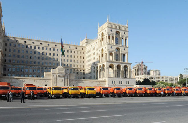 Azerbaijani President views public utility vehicles (PHOTO)