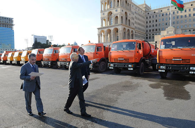 Azerbaijani President views public utility vehicles (PHOTO)