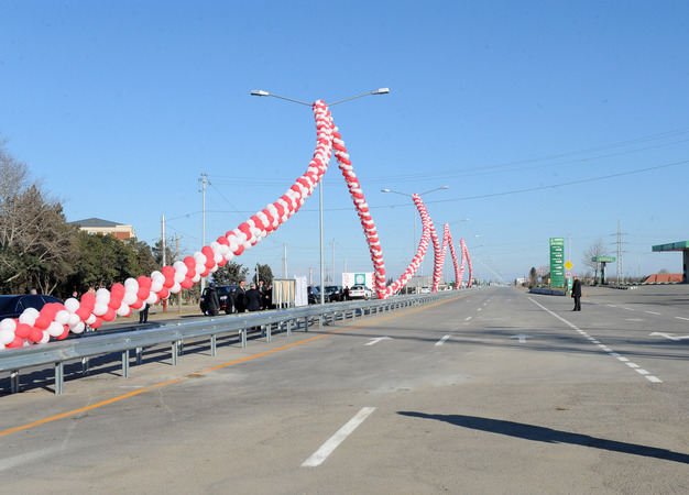 President Ilham Aliyev familiarizes with Yevlakh-Ganja road`s construction (PHOTO)