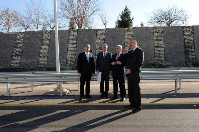 President Ilham Aliyev familiarizes with Yevlakh-Ganja road`s construction (PHOTO)