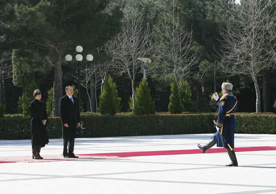 Swiss president officially welcomed to Azerbaijan (PHOTO)