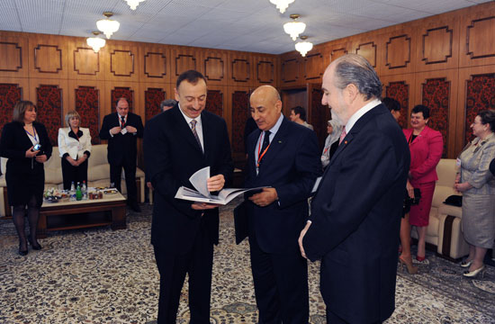 Azerbaijani President meets with participants of World Forum on Intercultural Dialogue (PHOTO)