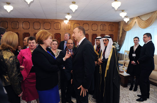 Azerbaijani President meets with participants of World Forum on Intercultural Dialogue (PHOTO)