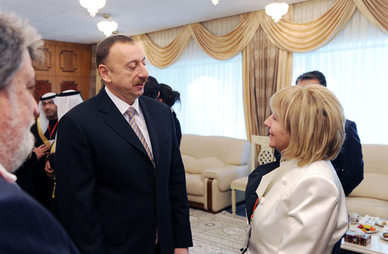 Azerbaijani President meets with participants of World Forum on Intercultural Dialogue (PHOTO)