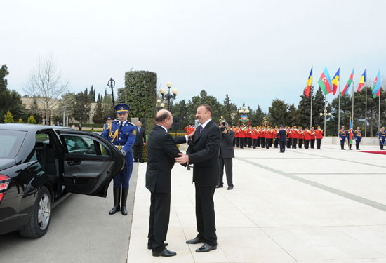 Official welcoming ceremony held for Romanian President in Baku (PHOTO)