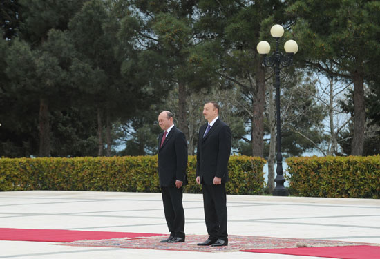 Official welcoming ceremony held for Romanian President in Baku (PHOTO)