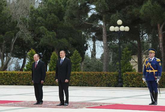 Official welcoming ceremony held for Romanian President in Baku (PHOTO)
