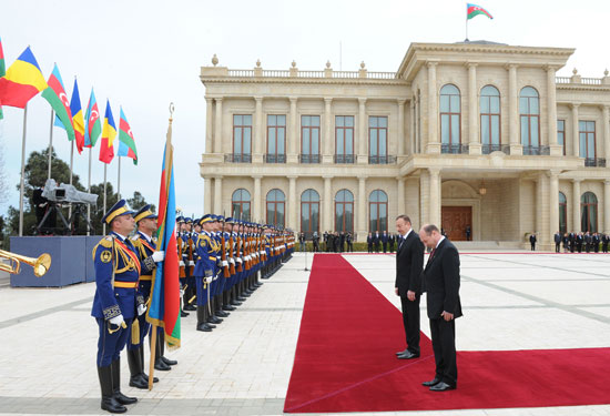 Official welcoming ceremony held for Romanian President in Baku (PHOTO)