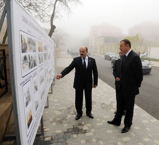 Azerbaijani President examines rebuilding progress in Badamdar settlement of Baku's Sabail district (PHOTO)