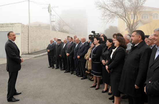 Azerbaijani President examines rebuilding progress in Badamdar settlement of Baku's Sabail district (PHOTO)