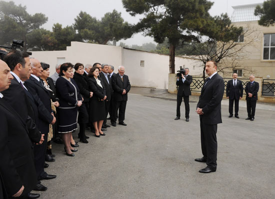 Azerbaijani President examines rebuilding progress in Badamdar settlement of Baku's Sabail district (PHOTO)