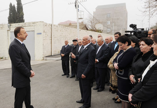 Azerbaijani President examines rebuilding progress in Badamdar settlement of Baku's Sabail district (PHOTO)