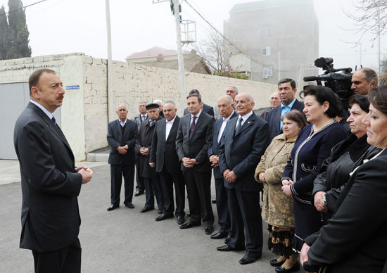 Azerbaijani President examines rebuilding progress in Badamdar settlement of Baku's Sabail district (PHOTO)