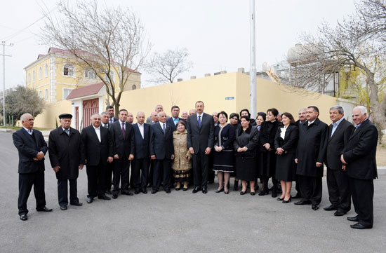 Azerbaijani President examines rebuilding progress in Badamdar settlement of Baku's Sabail district (PHOTO)