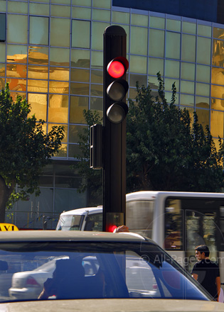 Transport Ministry to consider possible installation of digital traffic lights in Baku