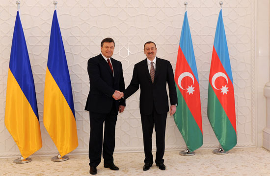 Ukrainian President officially welcomed in Azerbaijan (PHOTO)