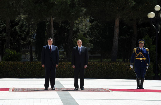 Ukrainian President officially welcomed in Azerbaijan (PHOTO)