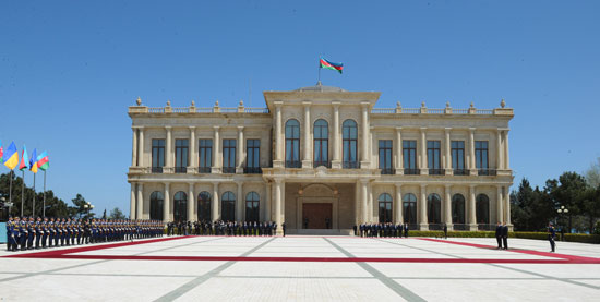 Ukrainian President officially welcomed in Azerbaijan (PHOTO)