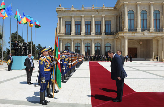 Ukrainian President officially welcomed in Azerbaijan (PHOTO)