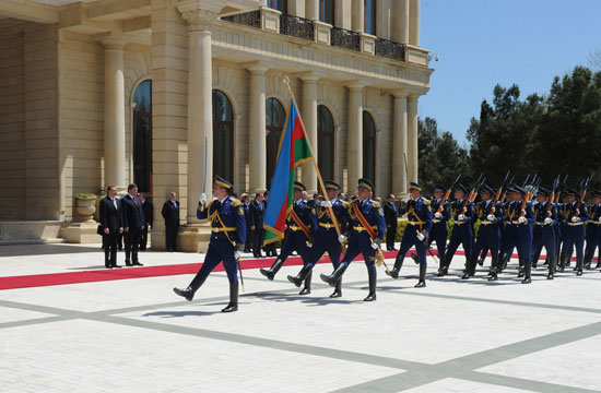Ukrainian President officially welcomed in Azerbaijan (PHOTO)