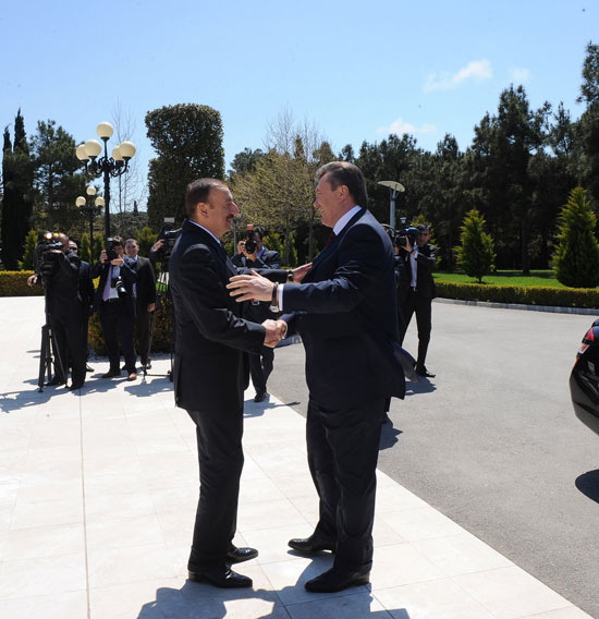 Ukrainian President officially welcomed in Azerbaijan (PHOTO)