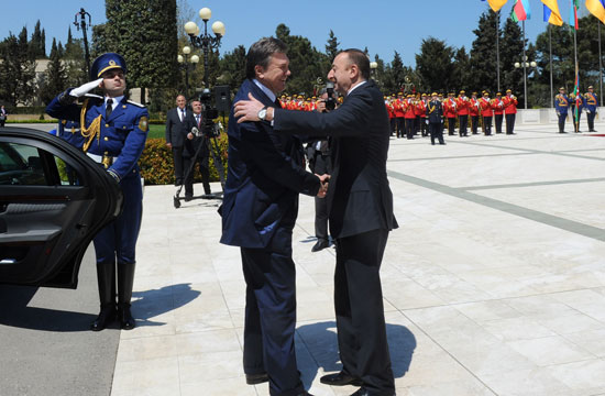 Ukrainian President officially welcomed in Azerbaijan (PHOTO)