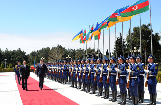 Ukrainian President officially welcomed in Azerbaijan (PHOTO)