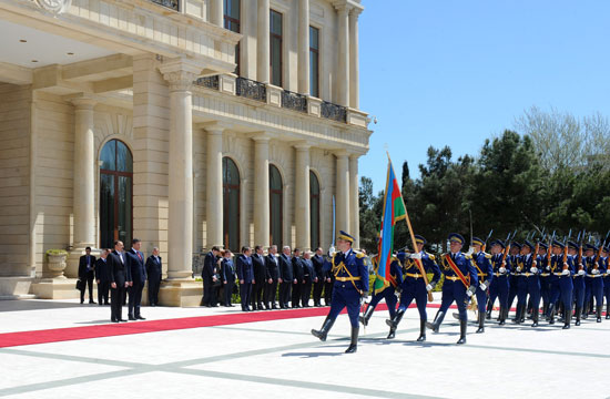 Ukrainian President officially welcomed in Azerbaijan (PHOTO)