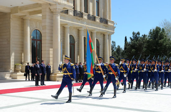 Ukrainian President officially welcomed in Azerbaijan (PHOTO)