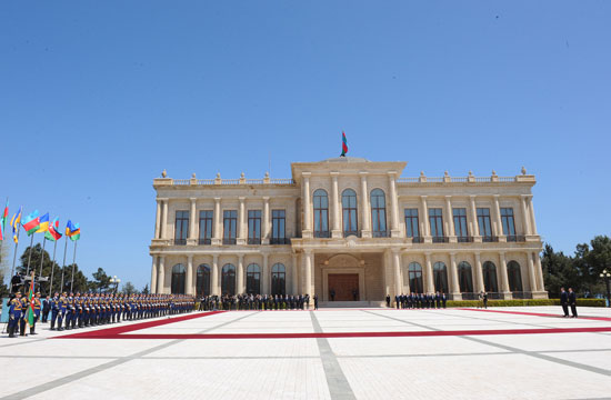 Ukrainian President officially welcomed in Azerbaijan (PHOTO)