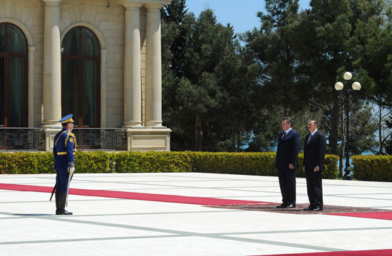 Ukrainian President officially welcomed in Azerbaijan (PHOTO)